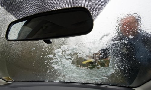 Nikad nemojte odleđivati stakla na automobilu vrućom vodom