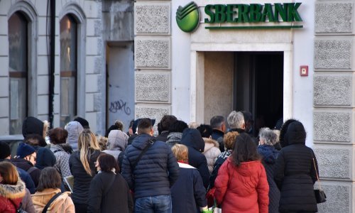 Klijenti Sberbanka ne mogu do iznosa od 7280 kuna, HNB objavio koliko novca smiju podići u poslovnici, a koliko na bankomatima