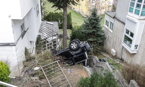 [FOTO] Terencem probio ogradu i završio na prilaznim stubama