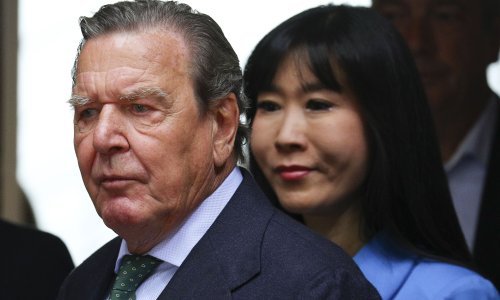 Suradnici napustili bivšeg kancelara Schroedera zbog bliskosti s Putinom