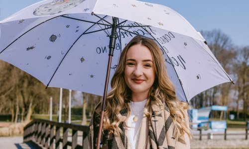 [FOTO] Genijalni kišobrani s potpisom Virovitičanke Mirne Deskar svojim šarenilom i dozom pozitive vraćaju osmijeh na lice i za najjače kiše