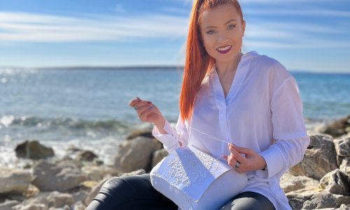 [FOTO] Ona je najmlađa čuvarica tradicije izrade čipke: Zbog tog nacionalnog blaga i dečka Anja Bolčević ostavila je život u Zagrebu i preselila se na Pag