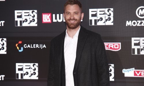 [FOTO] Momčilo Otašević plijenio pažnju u elegantnom izdanju na premijeri filma 'Poslije zime'