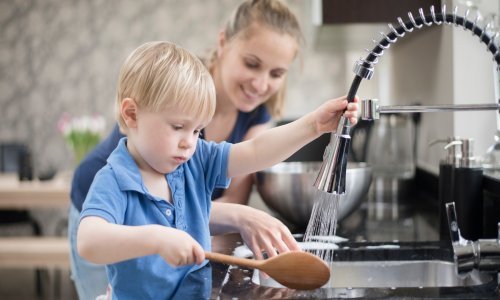 Bez puno muke: Evo kako najlakše očistiti drvene kuhače i daske za rezanje