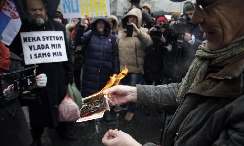 [FOTO] U Beogradu i Novom Sadu nosili transparente 'Zaustavite rat' i 'Želim ga vidjeti u Hagu', ruski državljanin spalio svoju putovnicu