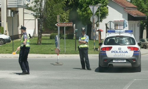 Policija u Gospiću lovila vozača; pijan im je bježao u pješačku zonu, a nakon što su ga ulovili, zaprijetio im je smrću