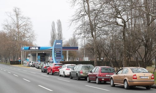 [FOTO] Svi toče dok je jeftinije: Kolone ispred benzinskih postaja diljem Hrvatske