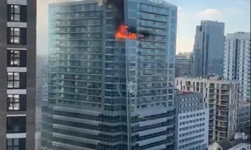 [VIDEO] Veliki požar buknuo u neboderu u istočnom Londonu; dijelovi zgrade padaju po ulici