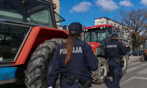 [FOTO/VIDEO] Traktoraši prosvjeduju u centru Zagreba, Tomašević pita: Podržavaju li Jakuševčani zatvaranje farmi svinja, odakle se šire neugodni mirisi?