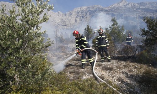 [FOTO] Lokalizirana četiri požara na Velikom brdu kod Makarske