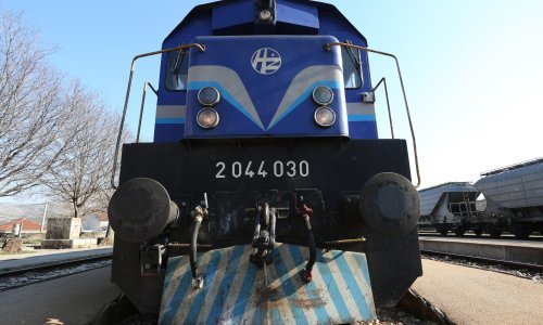 Nesreća kod Zlatar Bistrice; vlak udario u vozilo, vozač prevezen u bolnicu, željeznički promet u prekidu