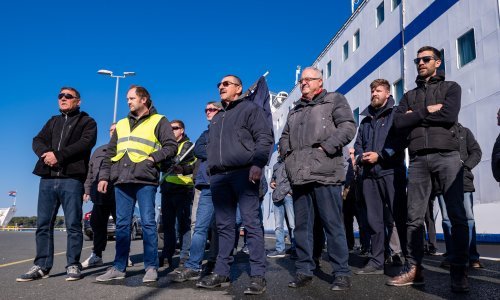 Prosvjed pomoraca Jadrolinije u Gaženici: Pregovaramo već desetljeće