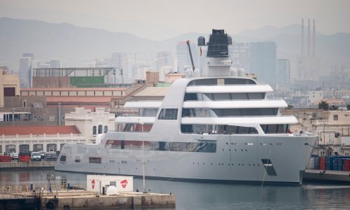 Abramovičeva superjahta sigurnu luku našla u Jadranskom moru