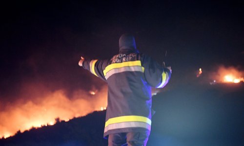 [FOTO] Bura stvorila probleme: I treći dan aktivan požar kod Jesenica, izgorjelo 50-tak hektara