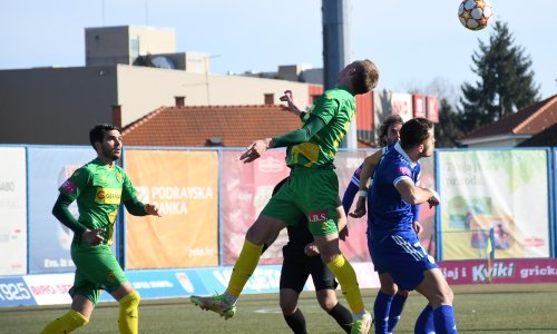 [FOTO] Nervozna utakmica u Koprivnici; sudac podijelio devet žutih kartona, a ono zbog čega se nogomet igra nije se dogodilo