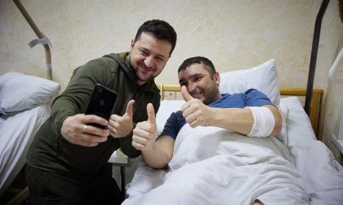 [FOTO/VIDEO] Zelenski napustio rezidenciju kako bi posjetio ranjene u bolnici