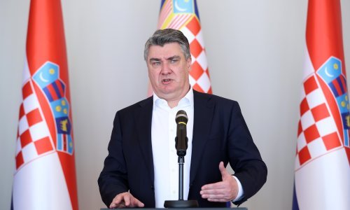 Milanović pozvao 'sve koji se obraćaju ispred grabe' da šute, pa udario po Plenkoviću i Banožiću: 'Tko će upravljati Patriotom? Kondukteri ZET-a!?'