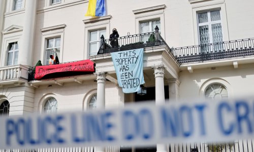 [VIDEO/FOTO] Skvoteri zauzeli vilu ruskog oligarha Deripaske u Londonu