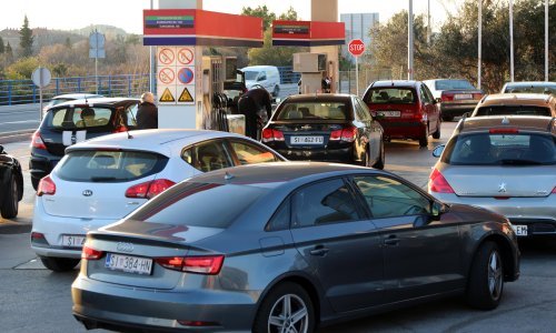 Opet veliki redovi na bezinskim postajama zbog velikog poskupljenja goriva
