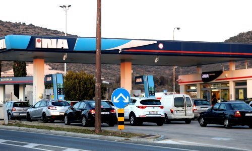 Obični benzin pojeftinio za 1,16 kuna, a dizel za 1,89 kuna po litri