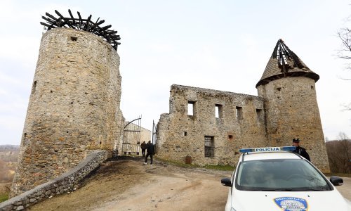 [FOTO/VIDEO] Kod Karlovca izgorjelo krovište dvorca iz 14. stoljeća, policija je na terenu