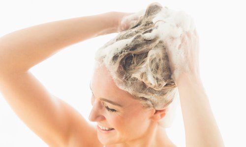 Trebamo li nanositi šampon pa regenerator ili - obratno? Evo prave istine