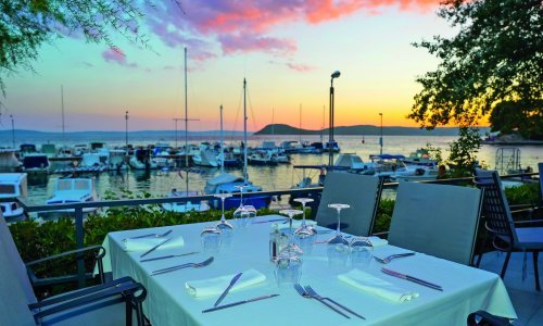 Zona gastronomije u uvali Zvončac