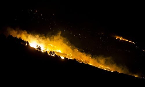 Dva požara u dalmatinskoj zagori, gori kod Muća i iznad Prugova