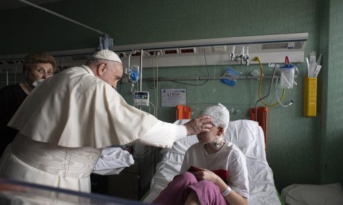 [FOTO] Papa neočekivano posjetio izbjeglu ukrajinsku djecu u rimskoj bolnici