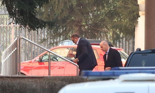 Sramotan čin Milorada Dodika: Pri izlasku sa saslušanja novinare 'pozdravio' srednjim prstom
