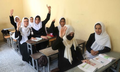Srednje škole za djevojke u Afganistanu ostaju zatvorene; učenice napuštaju kampuse u suzama