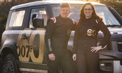 [FOTO/VIDEO] Kaskader Mark Higgins slavi 60 godina agenta 007 uz posebnu reli-izvedbu Land Rover Defendera