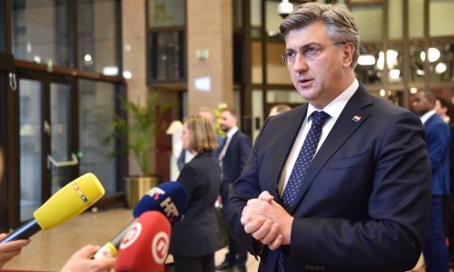 [VIDEO] Plenkoviću priča o prijetnjama ministrici Tramišak 'bizarna i čudna', a na pitanje ima li njegovo povjerenje, kaže: 'Ovo svakako nije dobro'