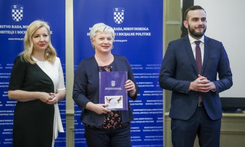 Aladrović uručio ugovore za projekte ublažavanja siromaštva