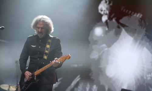 [FOTO] Dostojanstveno i emotivno: Parni valjak s publikom u rasprodanoj zagrebačkoj Areni odali počast Akiju Rahimovskom