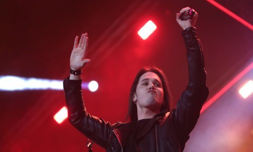 Dini Jelusiću napokon se ostvario dječački san: 'Da nije bilo 'Krune od perja', teško da biste danas mene gledali kako pjevam'