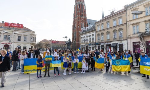[FOTO] Ukrajinski veleposlanik na skupu potpore u Osijeku: Hrvatska je bila obranjena hrabrošću, a tako i mi branimo svoju zemlju