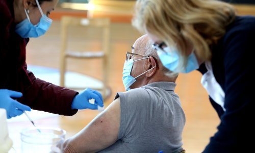 Četvrta doza cjepiva protiv koronavirusa štiti najmanje mjesec dana, najviše od smrti