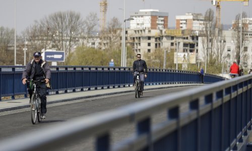 [FOTO/VIDEO] Provozali smo se ponovo otvorenim Savskim mostom. Dostavljači ushićeni, a i pješaci zadovoljni: 'Dobro je, sad se više ne može propasti kroz njega'