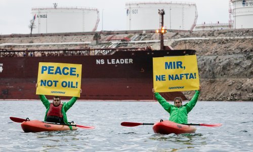 Kajaktivisti Greenpeacea prosvjedovali na moru u Omišlju: Ovaj rat financira se i trgovinom fosilnim gorivima