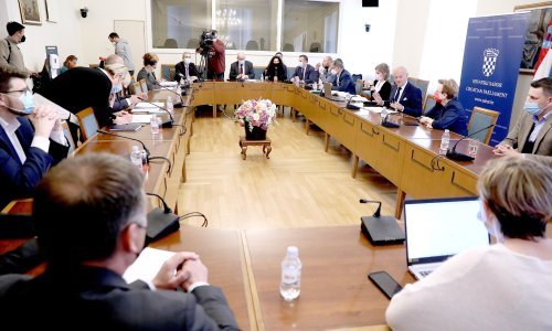 [FOTO] Ustavni stručnjaci smatraju da se po pitanju referenduma o covid potvrdama treba obratiti Ustavnom sudu, MOST-ovci žestoko prozvali Sanju Barić