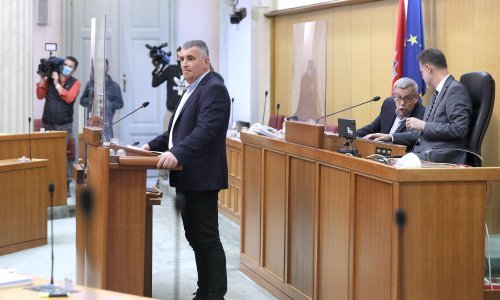 Zastupnici zadovolji zabranom pesticida opasnih za pčele; Bulj: Što je poduzeto da seljak može proizvoditi u alternativi?