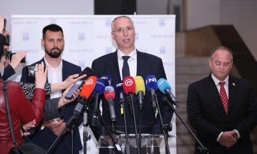 [FOTO] Puljak zajedno s Ivoševićem podnio ostavku: 'Mogao sam se grčevito držati fotelje, ali ja se svojih građana ne bojim'