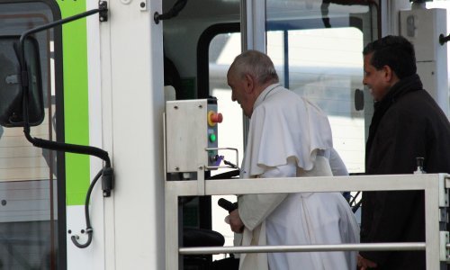 Papa se prvi put dizalom ukrcao u zrakoplov; odletio na Maltu