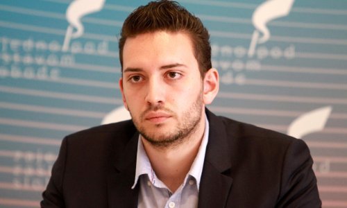 [VIDEO] U Srbiji pretučen oporbeni lider, razbili mu glavu u blizini birališta