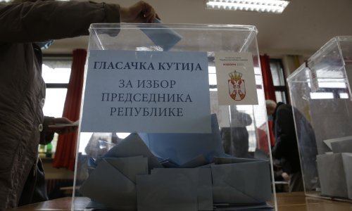 [FOTO/VIDEO] Incidenti na izborima u Srbiji: Napadnuti političari, mrtvi na popisima…