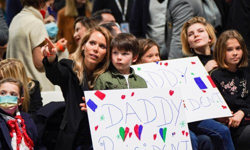Na Macronovom predizbornom skupu pojavili se njegovi roditelji, ali i kćeri i unučad Brigitte Macron koji su pažnju ukrali simpatičnim plakatima