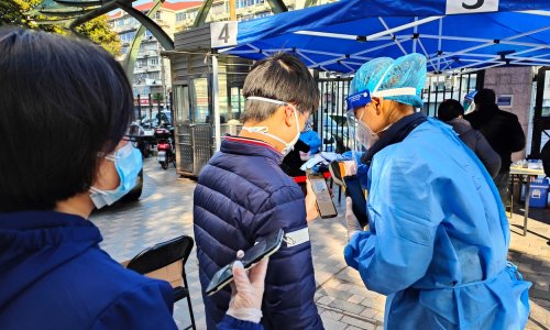 U Kini djecu pozitivnu na covid-19 razdvajaju od njihovih roditelja