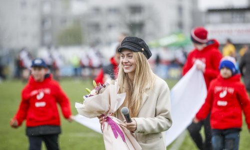 Albina u zagrljaju mladog hajdukovca poručuje da je zaljubljena do ušiju