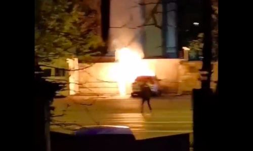 [VIDEO] Autom se zabio u rusko veleposlanstvo u Bukureštu